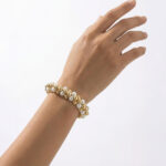 Pulsera dorada Salomé de ZYRAL en modelo