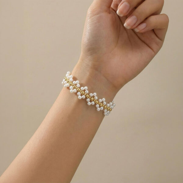 Pulsera dorada Umbria de ZYRAL en modelo