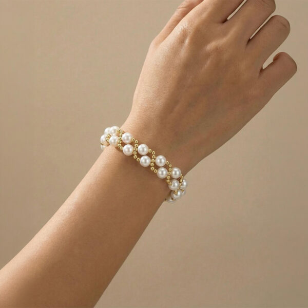 Pulsera dorada Tivoli de ZYRAL en modelo