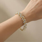 Pulsera dorada Valeria de ZYRAL en modelo