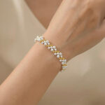 Pulsera dorada Wanda de ZYRAL en modelo
