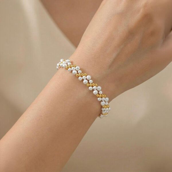 Pulsera dorada Wanda de ZYRAL en modelo