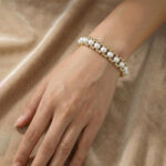 Pulsera dorada Yara de ZYRAL en modelo