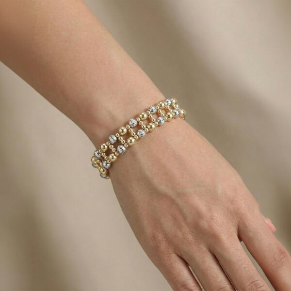 Pulsera dorada Xenia de ZYRAL en modelo