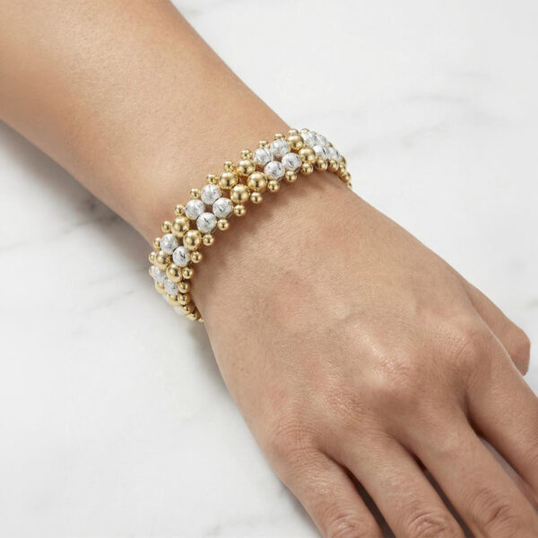 Pulsera dorada Zahara de ZYRAL en modelo