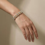 Pulsera dorada Ariane de ZYRAL en modelo