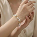 Pulsera dorada Borelia de ZYRAL en modelo