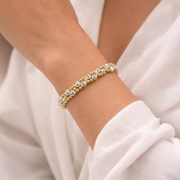 Pulsera dorada Fiorella de ZYRAL en modelo