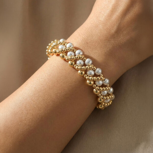 Pulsera dorada Hera de ZYRAL en modelo