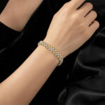 Pulsera dorada Ivory de ZYRAL en modelo