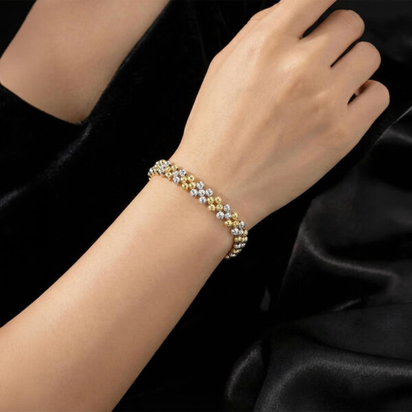 Pulsera dorada Ivory de ZYRAL en modelo