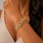 Pulsera dorada Adeline de ZYRAL en modelo