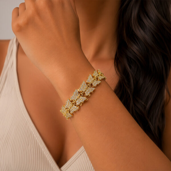 Pulsera dorada Adeline de ZYRAL en modelo