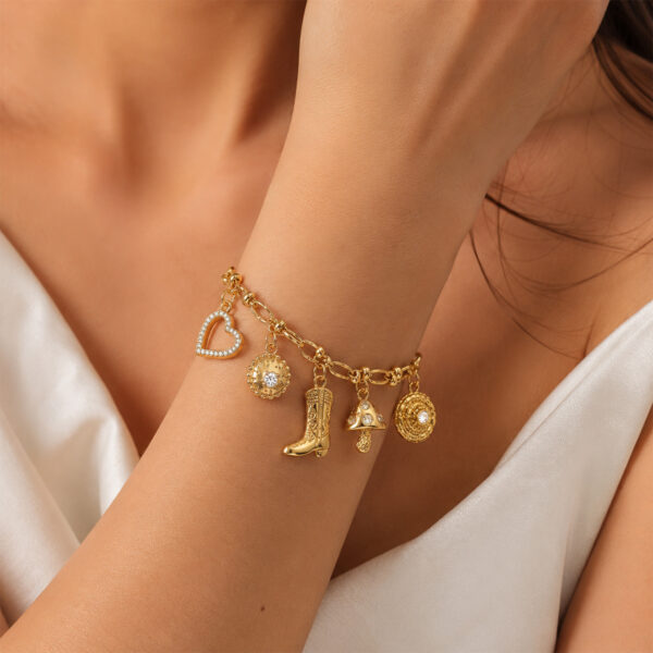 Pulsera dorada Gia de ZYRAL en modelo