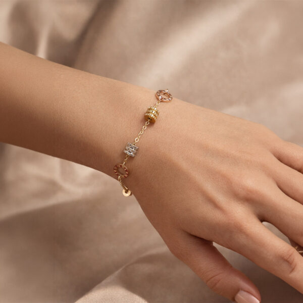 Pulsera tres oros Giselle de ZYRAL en modelo