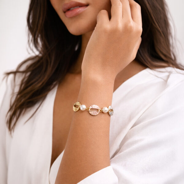 Pulsera tres oros Nina de ZYRAL en modelo