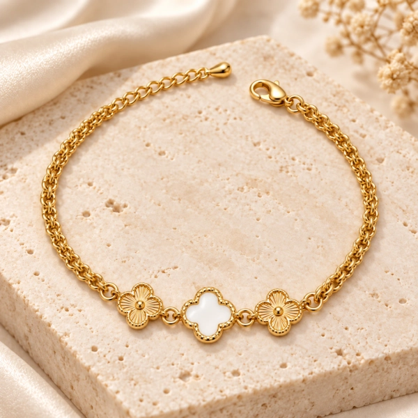 Pulsera Aurora en oro laminado de cadena dorada con tréboles, el central de color