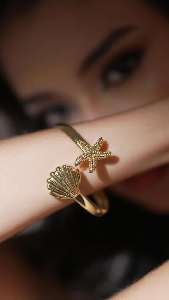 Pulsera dorada ZYRAL con dijes de mar